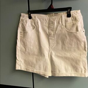 White Stretch Denim Shorts Women’s Large (12-14) NWT…..7